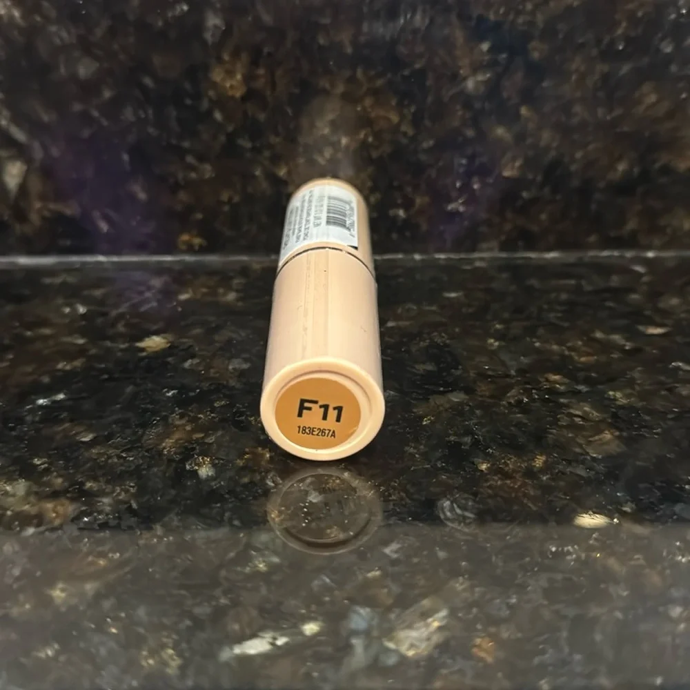 NEW‎ Makeup Revolution Fast Base Stick Foundation - Color F11